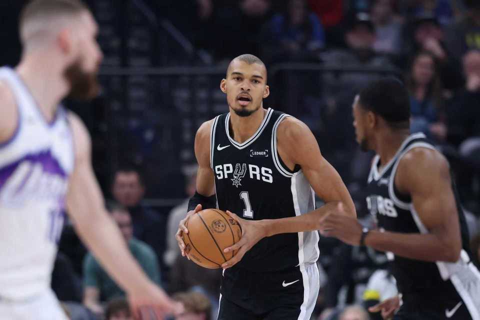 世界赛官网-文班26+13+5帽马刺大胜爵士 福克斯31+5+5弩机17+11+14