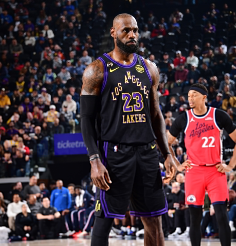 直播入口-轰23+6+5再刷历史首人纪录！詹皇末节引两波攻防浪潮 41岁不服老